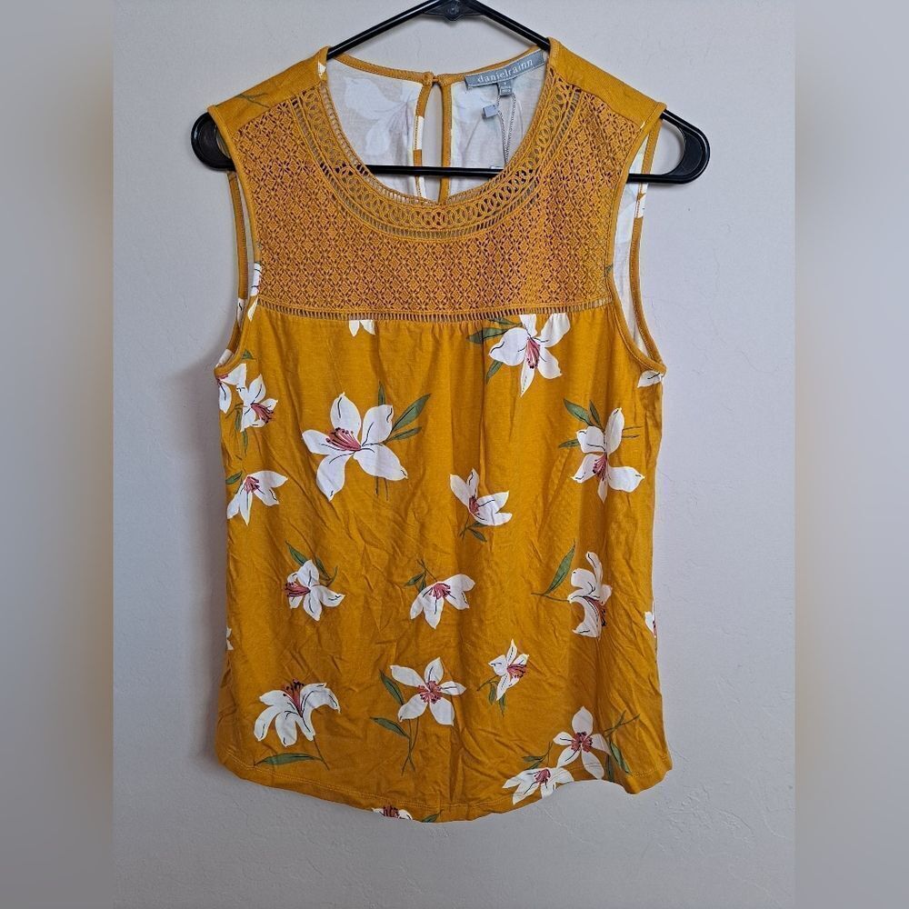 Daniel Rainn Women's Yellow Crochet Yoke Sleeveless Floral Top Size Small NWT